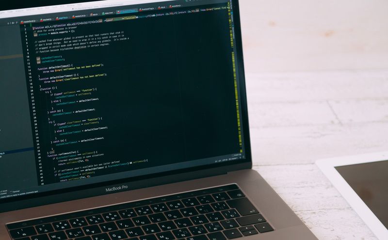 プログラムのコードを表示したノートパソコン